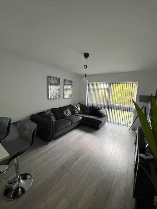1-bed W/ Electric Fireplace *